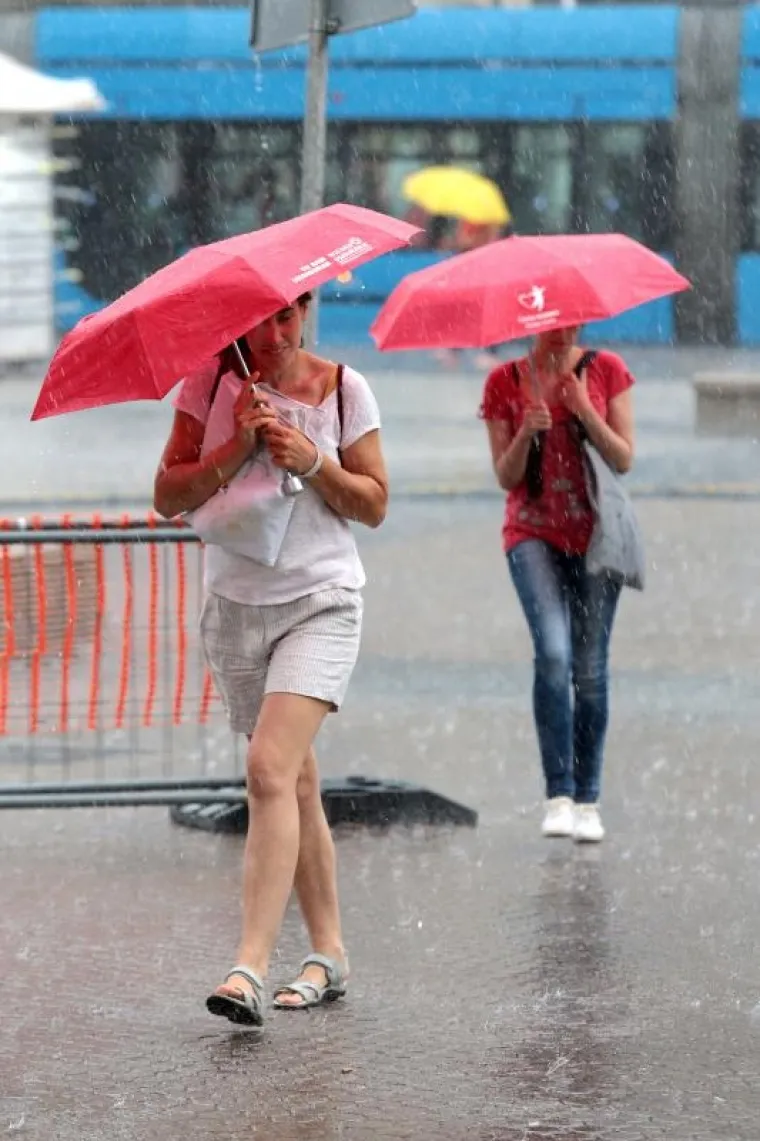 Snažno nevrijeme uz pljusak i grmljavinu u Zagrebu