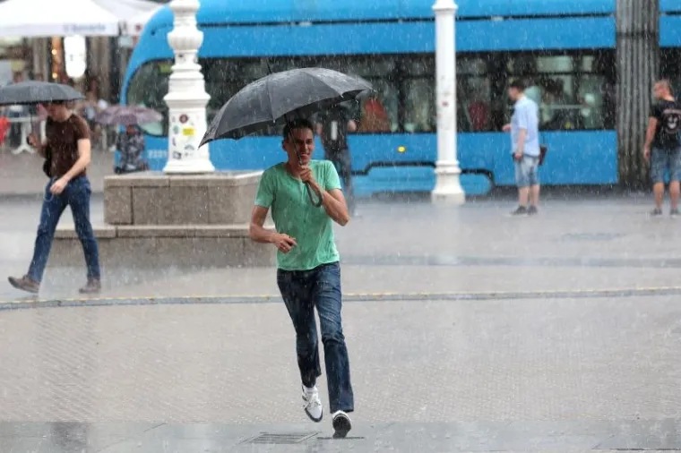 Snažno nevrijeme uz pljusak i grmljavinu u Zagrebu