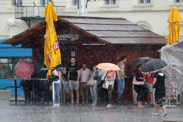 Snažno nevrijeme uz pljusak i grmljavinu u Zagrebu