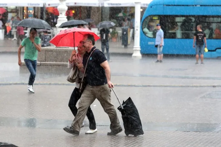 Snažno nevrijeme uz pljusak i grmljavinu u Zagrebu