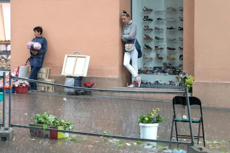 Snažno nevrijeme uz pljusak i grmljavinu u Zagrebu