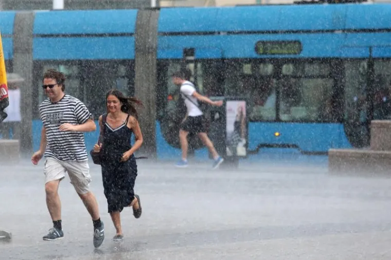 Snažno nevrijeme uz pljusak i grmljavinu u Zagrebu