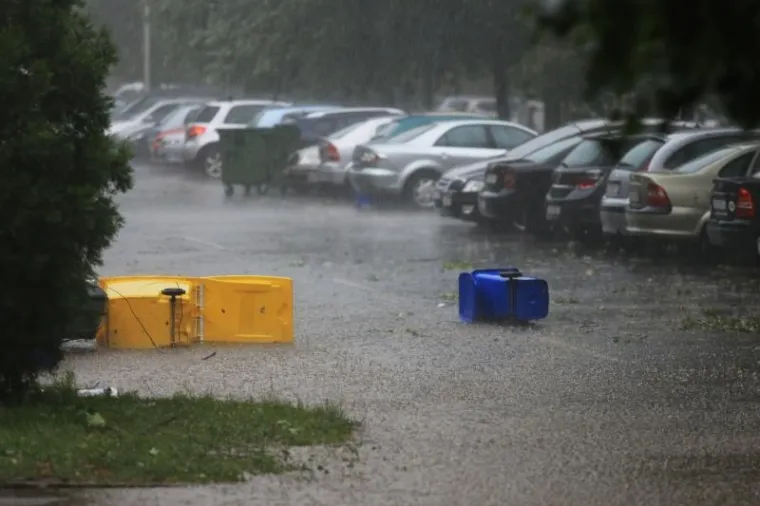 SLIKE KAOSA U OSIJEKU: Nevrijeme čupalo stabla, trgalo krovove, potapalo aute