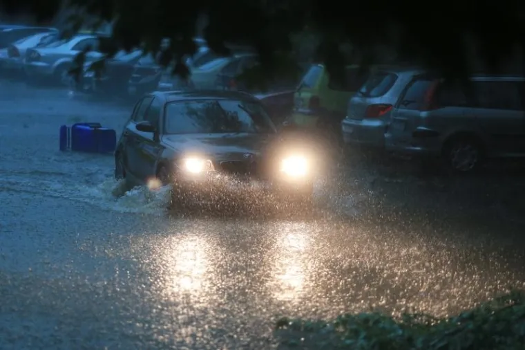 SLIKE KAOSA U OSIJEKU: Nevrijeme čupalo stabla, trgalo krovove, potapalo aute