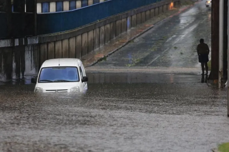 SLIKE KAOSA U OSIJEKU: Nevrijeme čupalo stabla, trgalo krovove, potapalo aute