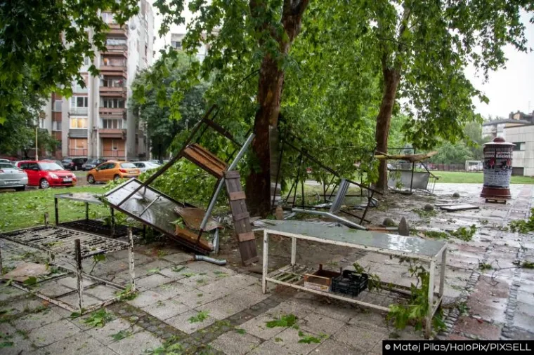 SLIKE KAOSA U OSIJEKU: Nevrijeme čupalo stabla, trgalo krovove, potapalo aute