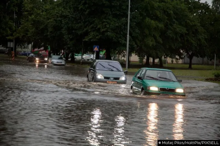 SLIKE KAOSA U OSIJEKU: Nevrijeme čupalo stabla, trgalo krovove, potapalo aute
