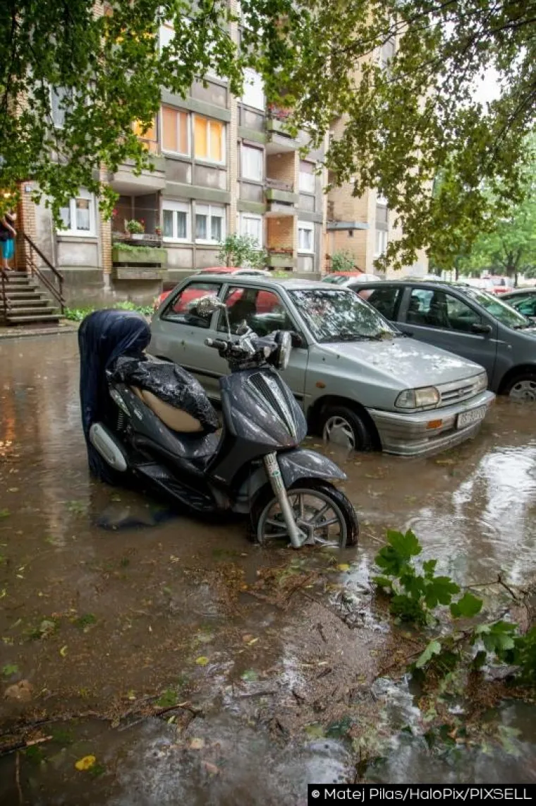 SLIKE KAOSA U OSIJEKU: Nevrijeme čupalo stabla, trgalo krovove, potapalo aute