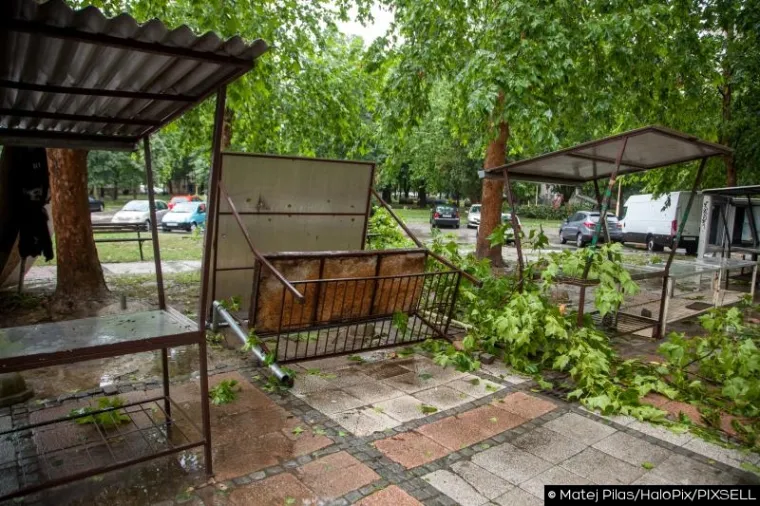 SLIKE KAOSA U OSIJEKU: Nevrijeme čupalo stabla, trgalo krovove, potapalo aute