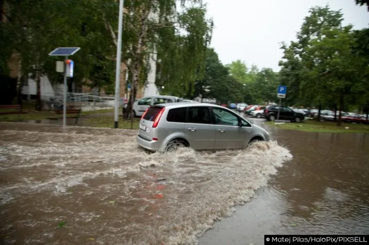 SLIKE KAOSA U OSIJEKU: Nevrijeme čupalo stabla, trgalo krovove, potapalo aute