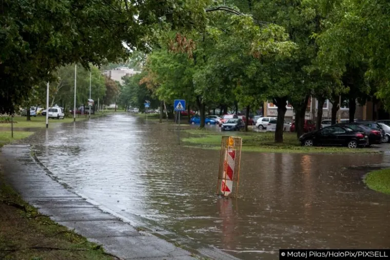 SLIKE KAOSA U OSIJEKU: Nevrijeme čupalo stabla, trgalo krovove, potapalo aute