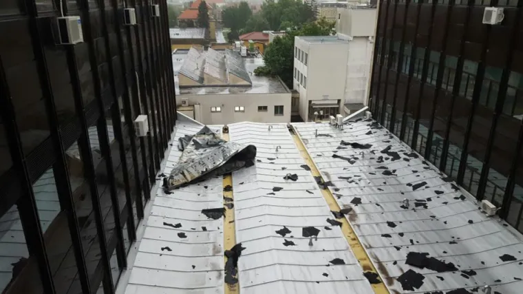 SLIKE KAOSA U OSIJEKU: Nevrijeme čupalo stabla, trgalo krovove, potapalo aute