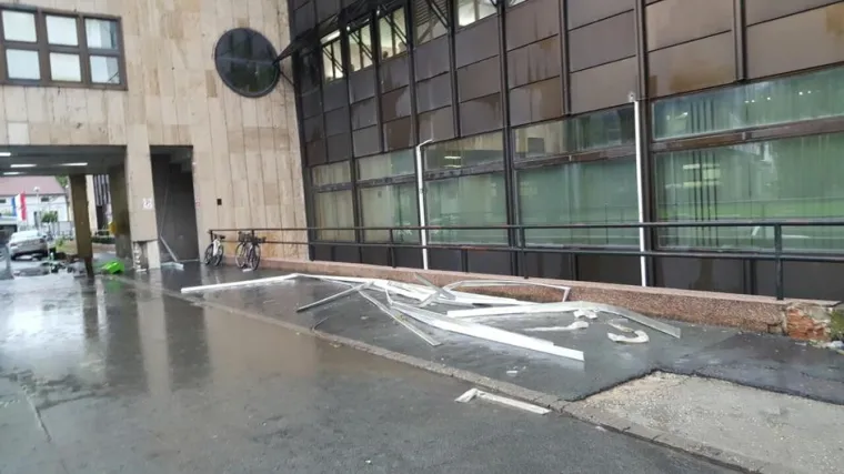 SLIKE KAOSA U OSIJEKU: Nevrijeme čupalo stabla, trgalo krovove, potapalo aute