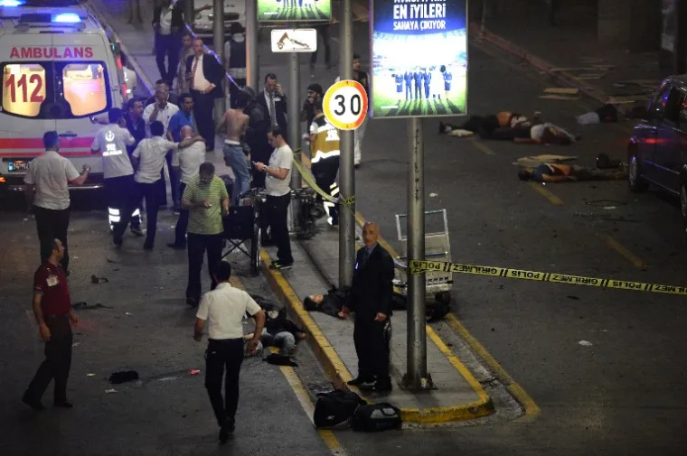 TERORISTIČKI NAPAD U ISTANBULU: Eksplozije i pucnjava u zračnoj luci, najmanje 28 ubijenih