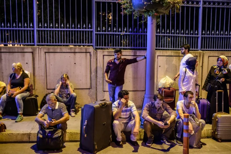 TERORISTIČKI NAPAD U ISTANBULU: Eksplozije i pucnjava u zračnoj luci, najmanje 28 ubijenih
