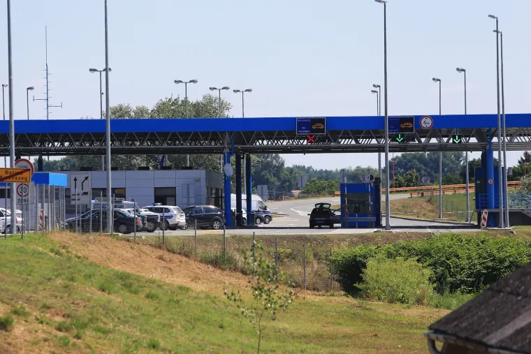 Policija na prijelazu Batina podigla ogradu od dva metra