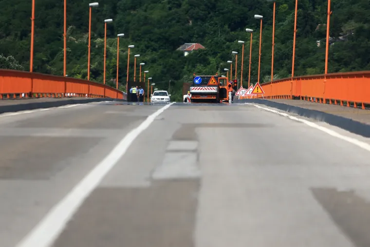 Policija na prijelazu Batina podigla ogradu od dva metra