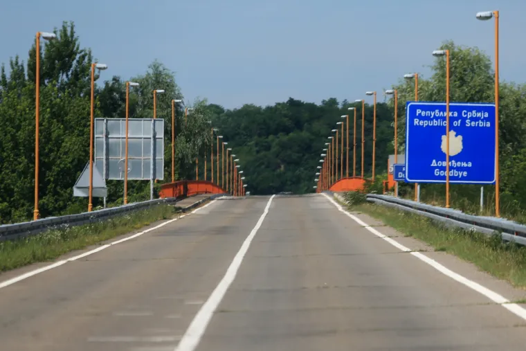 Policija na prijelazu Batina podigla ogradu od dva metra