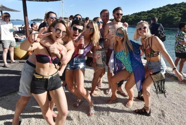 Na lokaciji The Garden u Tisnom otvoren je festival Love International, nasljednik legendarnog The Garden Festivala koji je pokrenuo pravu glazbenu revoluciju na hrvatskoj obali, a prvi strani je festival elektronske glazbe koji je stavio na&scaron;u zemlju na festivalsku kartu svijeta.