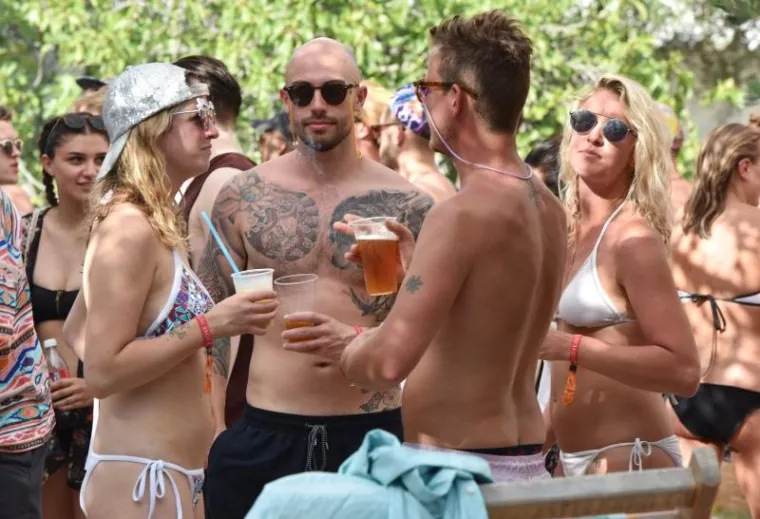 Love International privlači raznoliku publiku iz svih dijelova svijeta na odličnu kombinaciju odmora i zabave.