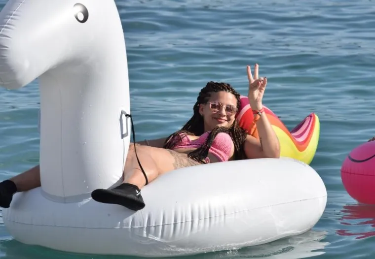 Tijekom dana fe  Festivalski recept i ovaj put će sačinjavati 3 pozornice na otvorenom, kao i zabave na brodovima Argonaughty i Arbiana koje se održavaju dva puta dnevno, uz klub na otvorenom Barbarella's, u Uvali Prosika udaljenoj 10 minuta od festivalske lokacije, koji je domaćin neizostavnih after partyja.stival pruža odmor pod suncem, ugodne noći pod zvijezdama u donose energiju i odličnu zvučnu kulisu.