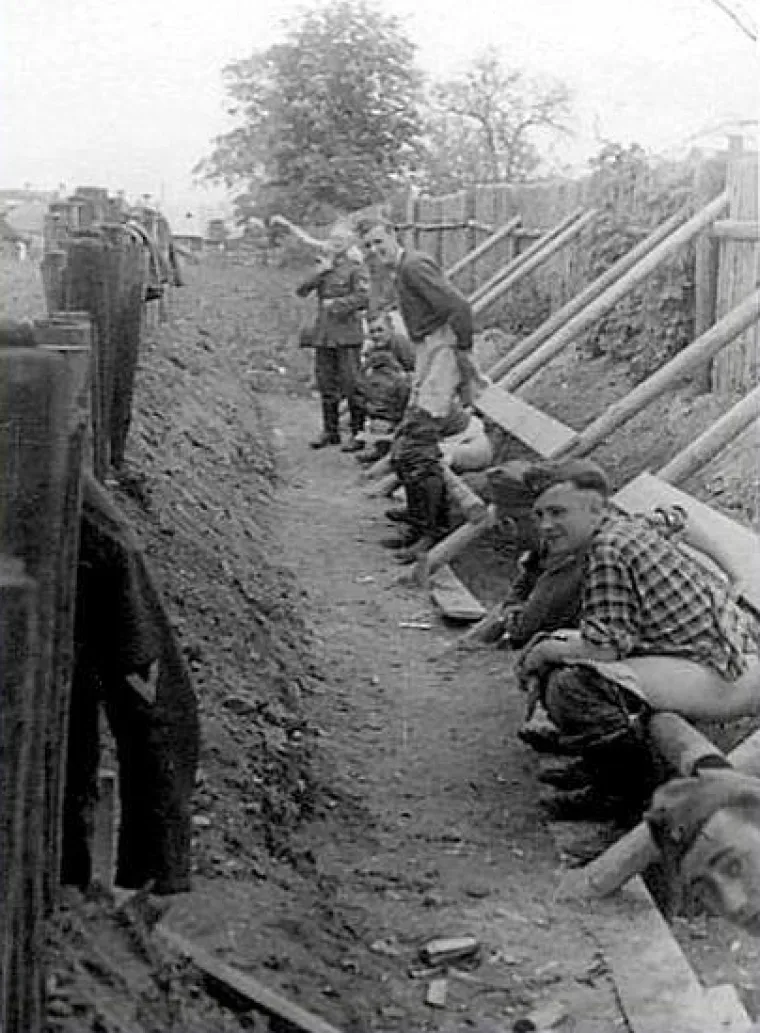 KOJI SE*ONJE! Netko je okupio bogatu kolekciju slika nacista kako obavljaju nuždu