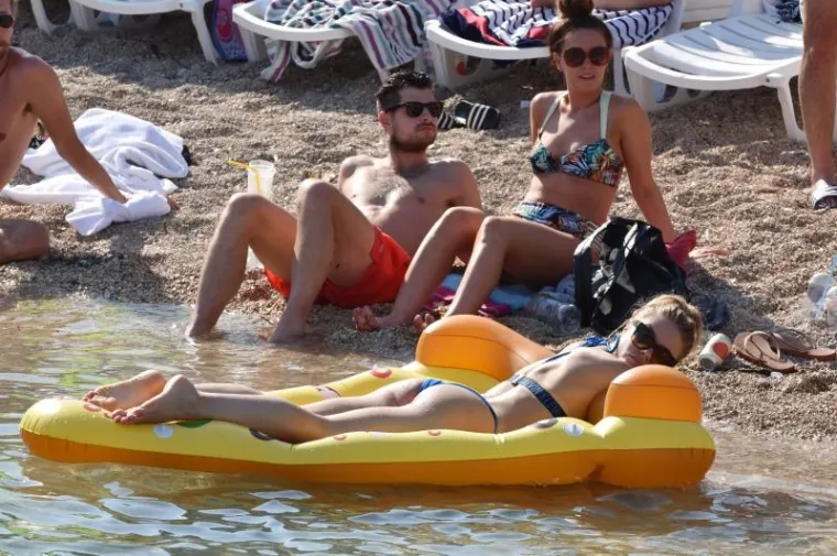 MA KAKVO ZRĆE! Na Love festivalu bikiniji su te&scaron;kom mukom obuzdavali grudi brojnih ljepotica