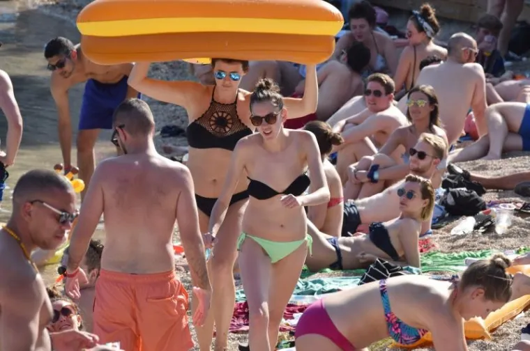 MA KAKVO ZRĆE! Na Love festivalu bikiniji su te&scaron;kom mukom obuzdavali grudi brojnih ljepotica