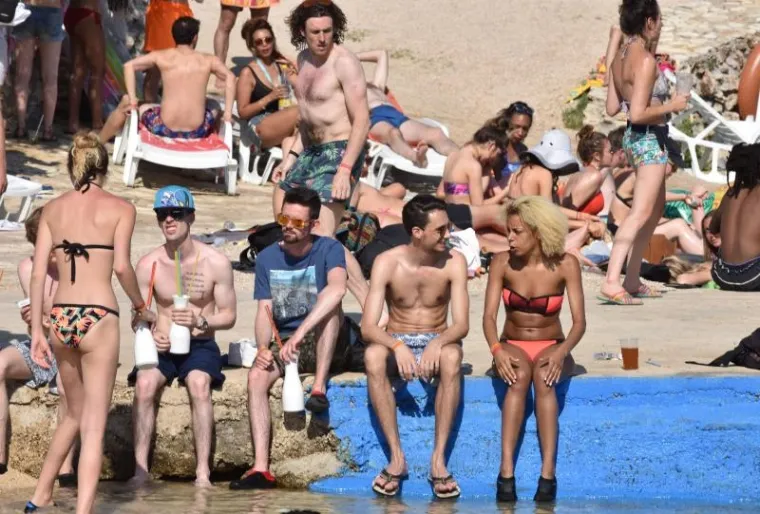 MA KAKVO ZRĆE! Na Love festivalu bikiniji su te&scaron;kom mukom obuzdavali grudi brojnih ljepotica