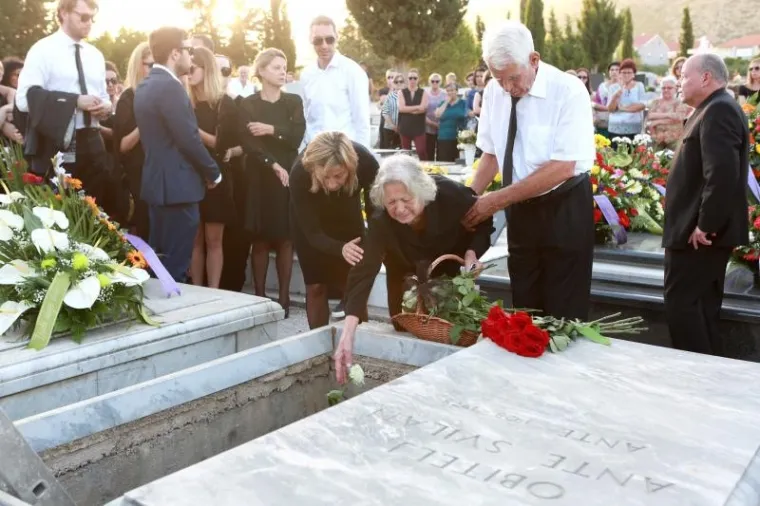 POGREB POZNATOG TELEVIZIJSKOG UREDNIKA I NOVINARA: Obitelj i prijatelji oprostili se od Siniše Svilana