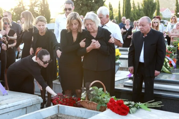 POGREB POZNATOG TELEVIZIJSKOG UREDNIKA I NOVINARA: Obitelj i prijatelji oprostili se od Siniše Svilana