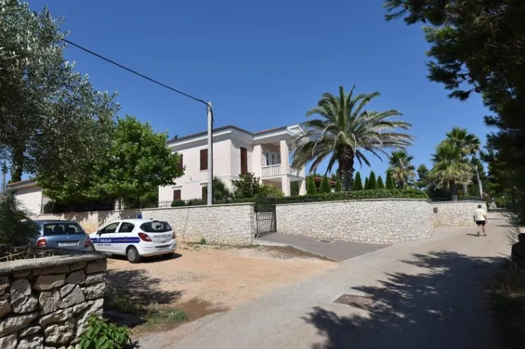 U tijeku je policijska istraga protiv nepoznatog počinitelja koji je nepoznatim predmetom razbio staklo na jednom prozoru kuće u kojoj je Ivan Rakitić boravio s obitelji.