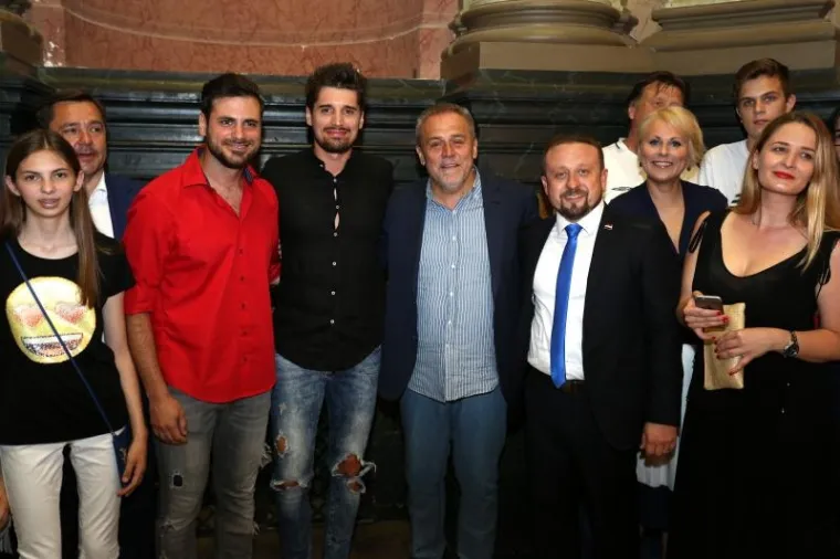 SPEKTAKULARNI KONCERT NA OTVORENOM: Pogledajte kako je izgledao nastup 2 Cellos pred tisućama Zagrepčana