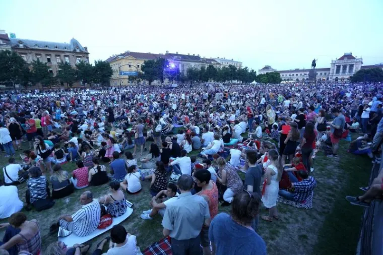SPEKTAKULARNI KONCERT NA OTVORENOM: Pogledajte kako je izgledao nastup 2 Cellos pred tisućama Zagrepčana