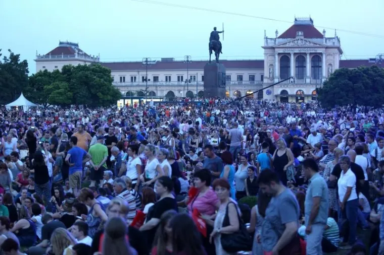 SPEKTAKULARNI KONCERT NA OTVORENOM: Pogledajte kako je izgledao nastup 2 Cellos pred tisućama Zagrepčana