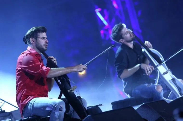 SPEKTAKULARNI KONCERT NA OTVORENOM: Pogledajte kako je izgledao nastup 2 Cellos pred tisućama Zagrepčana