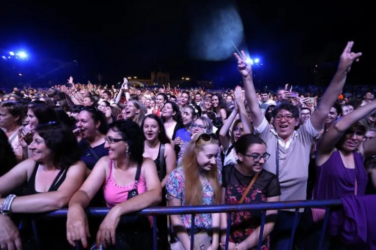 SPEKTAKULARNI KONCERT NA OTVORENOM: Pogledajte kako je izgledao nastup 2 Cellos pred tisućama Zagrepčana