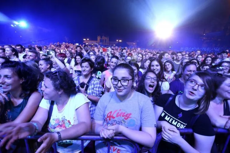 SPEKTAKULARNI KONCERT NA OTVORENOM: Pogledajte kako je izgledao nastup 2 Cellos pred tisućama Zagrepčana