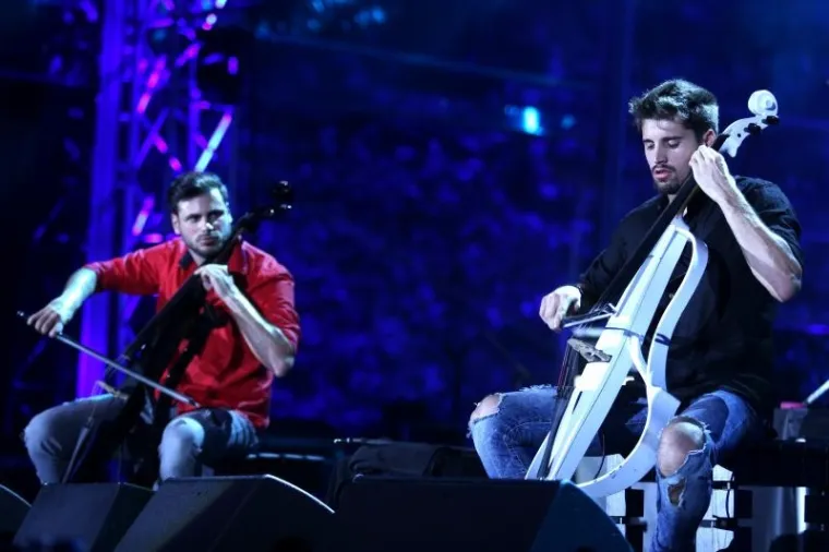 SPEKTAKULARNI KONCERT NA OTVORENOM: Pogledajte kako je izgledao nastup 2 Cellos pred tisućama Zagrepčana