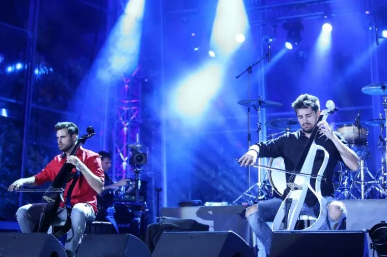 U programu novog open-air festivala Zagreb Classic na Trgu kralja Tomislava u Zagrebu održan je rođendanski koncert 2Cellos na kojem su naši slavni virtuozi proslavili peti rođendan. Bio je to ujedno i kraj svjetske turneje.