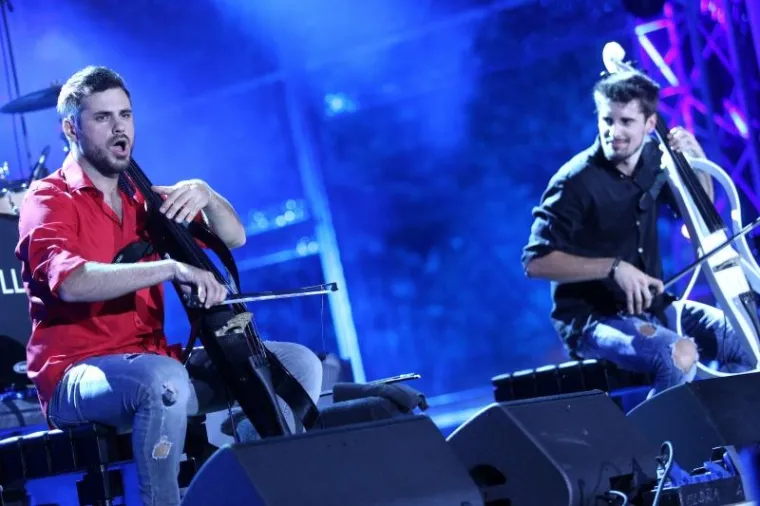 SPEKTAKULARNI KONCERT NA OTVORENOM: Pogledajte kako je izgledao nastup 2 Cellos pred tisućama Zagrepčana