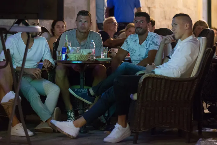 Peri&scaron;ić, Kalinić i Džeko zajedno gledali četvrtfinale Eura u kafiću u Dubrovniku