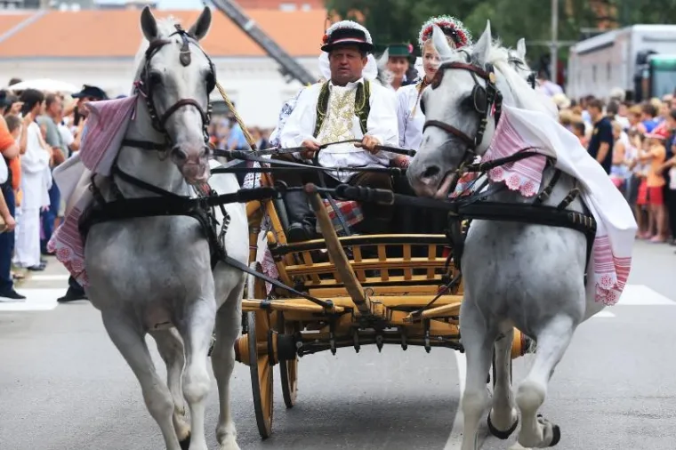 U Đakovu se održala svečana povorka sudionika jubilarnih 50. Đakovačkih vezova. Festival traje 2 tjedna i obično završava prvog vikenda u srpnju kada se održava povorka folklornih grupa iz svih dijelova Hrvatske i gostiju iz inozemstva.