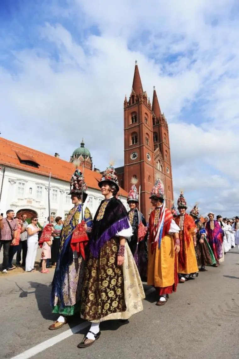TRADICIJA SE NASTAVLJA: Održana svečana povorka povodom 50. Đakovačkih vezova