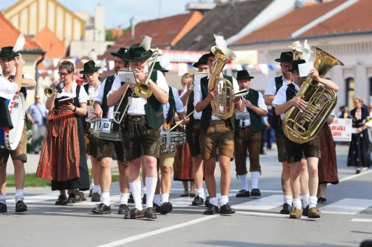 TRADICIJA SE NASTAVLJA: Održana svečana povorka povodom 50. Đakovačkih vezova