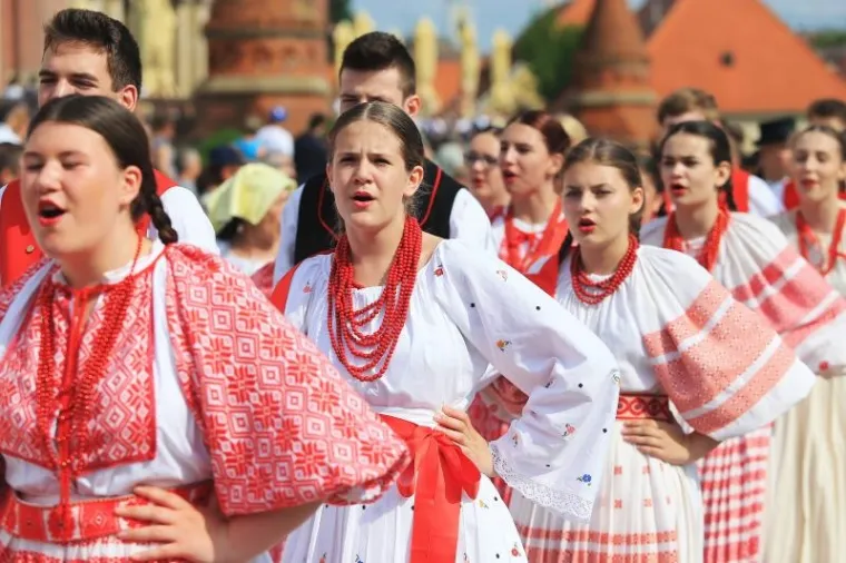 TRADICIJA SE NASTAVLJA: Održana svečana povorka povodom 50. Đakovačkih vezova