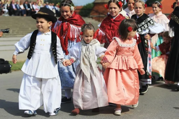 TRADICIJA SE NASTAVLJA: Održana svečana povorka povodom 50. Đakovačkih vezova