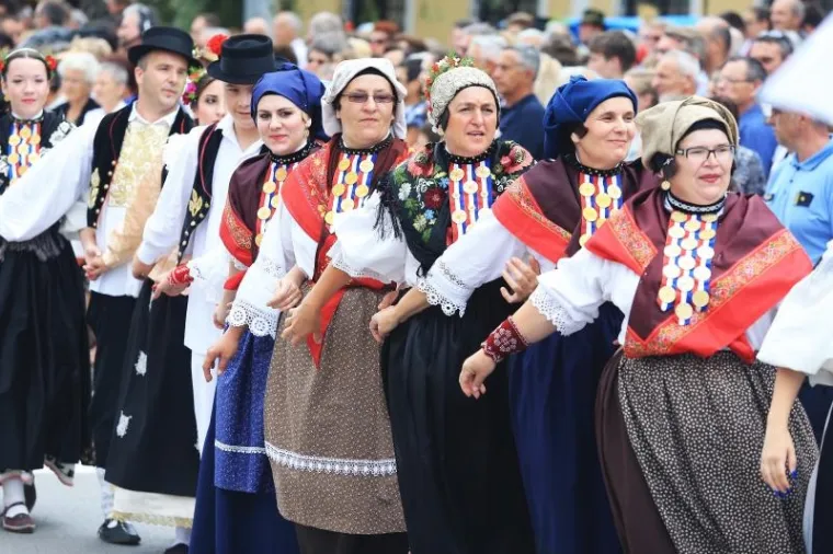TRADICIJA SE NASTAVLJA: Održana svečana povorka povodom 50. Đakovačkih vezova