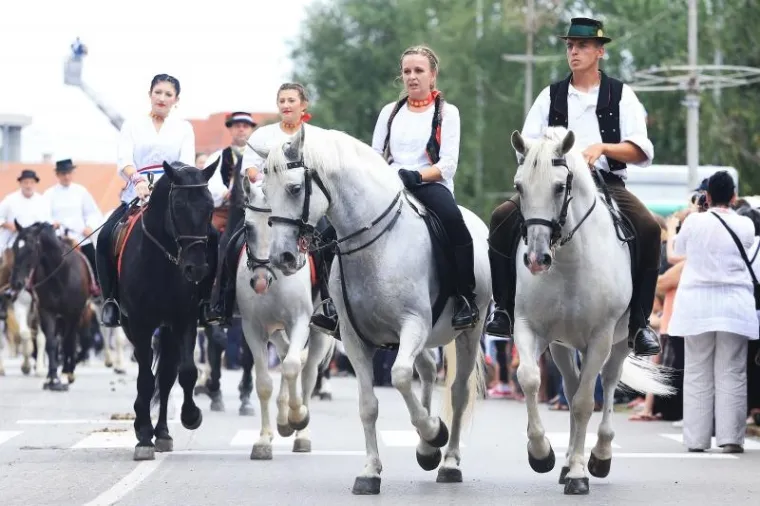 TRADICIJA SE NASTAVLJA: Održana svečana povorka povodom 50. Đakovačkih vezova