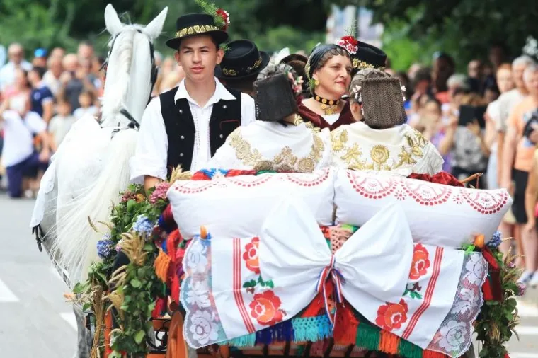 TRADICIJA SE NASTAVLJA: Održana svečana povorka povodom 50. Đakovačkih vezova